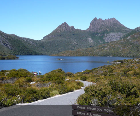 Walking tracks around the lake at Cradle Mt